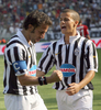 写真は、後半41にPKを決めチームメイトのセバスティアン・ジオビンコ（%%Sebastian Giovinco%%、右）から祝福を受けるデル・ピエロ。(c)AFP/GIUSEPPE CACACE