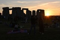 英南西部のソールズベリー平原にある古代遺跡「ストーンヘンジ」で夏至の前日に撮影された日没（2022年6月20日撮影）。(c)Justin TALLIS / AFP