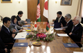 アフガニスタン・カブール（Kabul）の外務省で同国のランジン・ダドファル・スパンタ（Rangin Dadfar Spanta）外相（右）と会談する岡田克也（Katsuya Okada）外相(2009年10月11日撮影)。(c)AFP/Massoud HOSSAINI