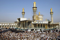 2007年10月13日、バグダッドのMusa al-Khadem聖堂で、ラマダン（Ramadan）明けの祭り「イード・アル・フィトル（Eid-al-Fitr）」を祝う礼拝に出席するシーア（Shiites）派イスラム教徒。(c)AFP/ALI YUSSEF