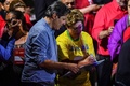 ブラジル・サンパウロで開かれた労働党（PT）の党大会で、ジルマ・ルセフ前大統領（中央右）の話を聞く、フェルナンド・アダージ元サンパウロ市長（中央左、2018年8月4日撮影）。(c)AFP PHOTO / Nelson ALMEIDA