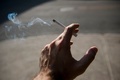 火が付いたたばこ（2023年8月1日撮影）。(c)ANDREJ IVANOV / AFP