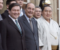 仏パリのエリゼ宮（大統領府）で、横綱朝青龍らと記念写真の撮影に臨むジャック・シラク大統領（当時、2007年2月22日撮影）。(c)AFP/Patrick KOVARIK