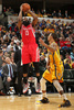 14-15NBA、インディアナ・ペイサーズ対ヒューストン・ロケッツ。得点を狙うヒューストン・ロケッツのジェームス・ハーデン（左、2015年3月23日撮影）。(c)AFP/Getty Images/NBAE/Ron Hoskins
