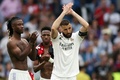 22-23スペイン1部リーグ第38節、レアル・マドリード対アスレティック・ビルバオ。試合後、ファンの声に拍手で応えるレアル・マドリードのカリム・ベンゼマ（右、2023年6月4日撮影）。(c)Pierre-Philippe MARCOU/ AFP