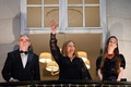 ノルウェー・オスロで、ノーベル平和賞授賞式を終えてグランドホテルのバルコニーから人々にあいさつする（左から）ロシアの人権団体「メモリアル」のヤン・ラチンスキー代表、ベラルーシの人権活動家アレシ・ビャリャツキ氏の妻ナタリア・ピンチュク氏、ウクライナの人権団体「市民自由センター」のオレクサンドラ・マトイチュク代表（2022年12月10日撮影）。(c)Sergei GAPON / AFP