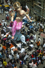 2007年9月9日、ムンバイ（Mumbai）の街を運ばれるガネーシャ（Ganesha）像。(c)AFP/Sajjad HUSSAIN