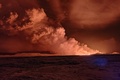 アイスランド・レイキャネス半島で噴火した火山から立ち上る煙（2023年12月18日撮影）。(c)Kristin Elisabet Gunnarsdottir / AFP