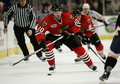 写真は、パックをコントロールするブラックホークスのパトリック・シャープ（%%Patrick Sharp%%）。(c)AFP/Getty Images Jonathan Daniel