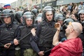 ロシアの首都モスクワで行われた反政府デモで、警官隊の写真を撮る参加者（2017年6月12日撮影）。(c)AFP/Mladen ANTONOV