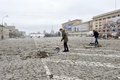 ロシアの攻撃を受けたウクライナ第2の都市ハリコフの州庁舎前広場（2022年3月1日撮影）。(c)Sergey BOBOK / AFP