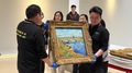 上海博物館で開梱されたゴッホの「ヴィゲラ運河にかかるグレーズ橋」(c)Xinhua News