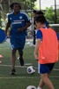 タイ・バンコク（Bangkok）で行ったサッカー教室で、地元の子どもと交流するチェルシー（Chelsea）のロメルー・ルカク（Romelu Lukaku、2013年7月12日撮影）。(c)AFP/Nicolas ASFOURI