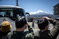 観光客殺到の富士山撮影スポット 「目隠し」設置工事に遅れ