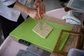 北朝鮮の首都平壌で開催された料理コンテストで菓子を作るシェフ（2019年2月13日撮影）。(c) Ed JONES / AFP