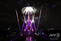 仏パリのエッフェル塔上空で、革命記念日を祝い打ち上げられた花火（2020年7月14日撮影）。(c)Anne-Christine POUJOULAT / AFP