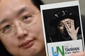 台湾・台北での取材中、自身のポストカードを手にする唐鳳氏（2020年6月11日撮影）。(c)Sam Yeh / AFP