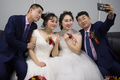 新郎新婦同士で自撮り（2019年1月13日撮影）。(c)CNS/韋亮