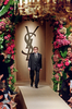 イヴ・サンローラン（Yves Saint Laurent）01/02年秋冬オートクチュール・コレクションのフィナーレに登場したサンローラン氏（2001年7月11日撮影）。(c)AFP/ JEAN-PIERRE MULLER