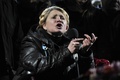 ウクライナの首都キエフ（Kiev）で、5万人の群集の前に車椅子で現れ、演説するユリヤ・ティモシェンコ（Yulia Tymoshenko）元首相（2014年2月22日撮影）。(c)AFP/LOUISA GOULIAMAKI