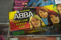 スウェーデンの伝説的ポップグループ「アバ（Abba）」の関連グッズ収集家トマス・ノルディン（Thomas Nordin）さんがオークションに出品し、首都ストックホルム（Stockholm ）の競売所で公開された2万5000点のコレクションの一部（2013年6月26日撮影）。(c)AFP/SCANPIX SWEDEN/JONAS EKSTROEMER