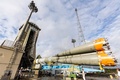 フランス領ギアナのクールーにある宇宙基地「ギアナ宇宙センター）」で、アセンブリー施設から発射台へと移されるソユーズロケット（2015年3月24日撮影）。(c)AFP/JODY AMIET