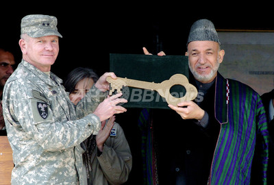 米軍がアフガニスタン国軍に大量の武器、車両などを提供 - アフガニスタン