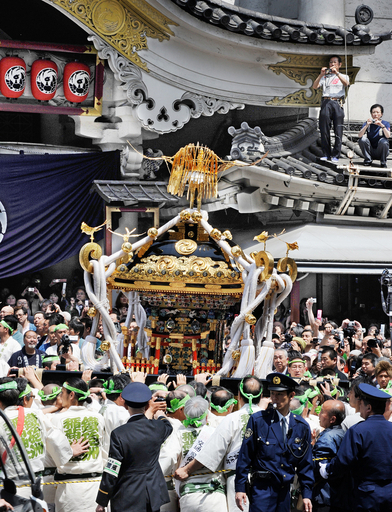 鐵砲洲稲荷神社の神幸祭、歌舞伎座の前にみこし