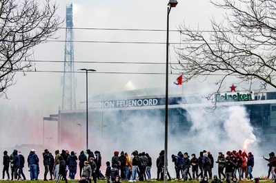 フェイエノールト対アヤックス戦会場外で暴動、64人逮捕