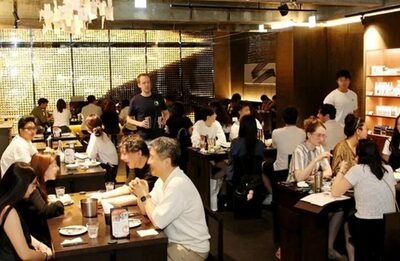 お客さんの80％は外国人…口コミで人気急上昇の韓国チキン「KyoChon PILBANG」