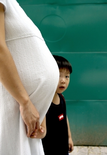 韓国の出生数、2年連続増加、少子化に歯止めか