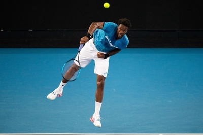 モンフィス、ビデオゲームにいらついて手を負傷