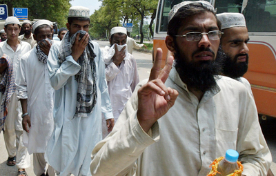 立てこもるイスラム神学生、700人がモスクから投降