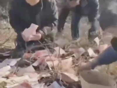 交通事故で大量の現金が路上に散乱 大勢の人が拾いに殺到 中国河北