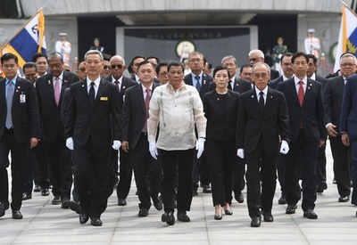 比大統領、公開行事で女性の唇にキス 女性団体が「不快」と批判