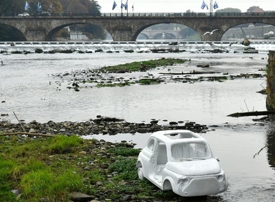 大理石製「フィアット500」 川辺のインスタレーション 伊