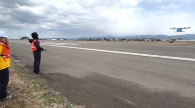 赤坂剛史教授が開発中の「50kg積載・50km超 飛行可能なVTOL型有翼電動ドローン」の飛行実験を実施