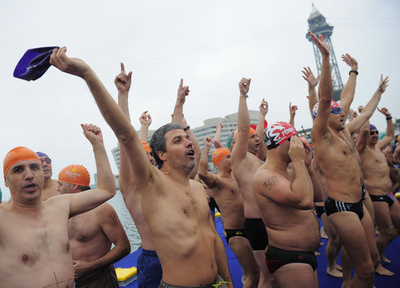 サンタが次々と海にダイブ！ バルセロナでクリスマス水泳レース