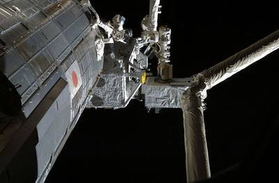 日本の実験棟｢きぼう」、初の実験装置取り付け