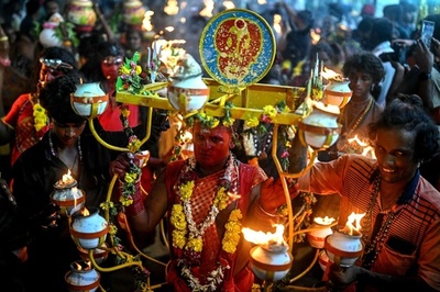 恐怖の女神や猿の神が「降臨」 インドでヒンズー教の祭りシーズン到来