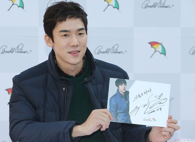 ユ・ヨンソク、アーノルド・パーマーのサイン会に登場