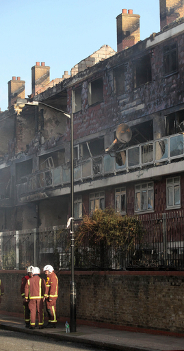 英ロンドン中心部の火事で、300人以上が避難