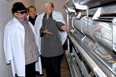 金総書記の養鶏場視察、北朝鮮国営通信が放映