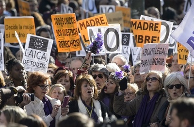 妊娠中絶を制限する法案をめぐり抗議集会、マドリード