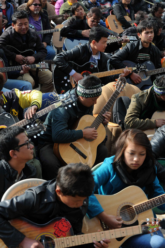 ギター600本が奏でる「イマジン」、インド集団強姦被害女性に捧ぐ