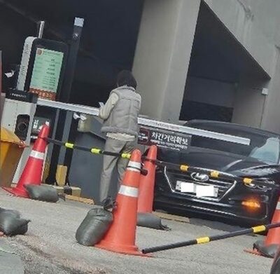 韓国・スーパーの入り口に逆走した女性の車…驚く対向車に要求したのが「あなたこそバックして」