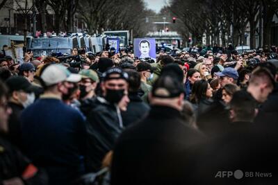 殺害された仏極右活動家を追悼 厳重警備下のリヨンで数千人行進
