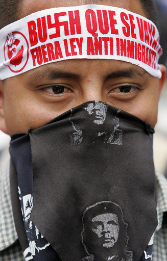 ブッシュ大統領の訪問に2000人が抗議、一部が暴徒化 - グアテマラ