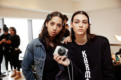 「マイケル・コース」のインスタント・カメラにメタリックな新色