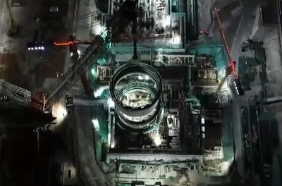 世界初の陸上商用化小型モジュール原子炉「玲竜1号」 上部シリンダーのつり上げ完了